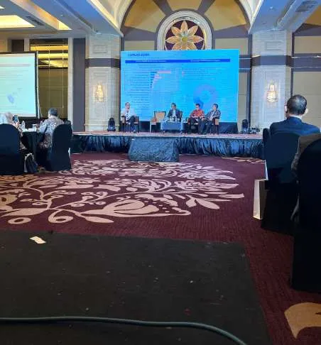 Diskusi panel Danantara Indonesia di ballroom hotel