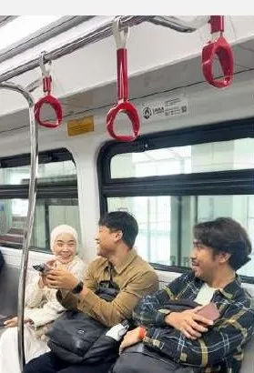 Kreator membuat konten di dalam kereta LRT Jakarta